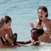 Rachel Bilson et son petit ami Hayden Christensen sur une plage de la Barbade, le 16 avril 2013. Ils sont allés faire du bateau, puis se sont baignés dans la mer. Lors de leur baignade, une petite fille est arrivée avec un petit singe.