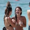 L'actrice Rachel Bilson et son petit ami Hayden Christensen sur une plage de la Barbade, le 16 avril 2013. Ils sont allés faire du bateau, puis se sont baignés dans la mer. Après la baignade, une petite fille est arrivée avec un petit singe.