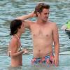 Rachel Bilson et Hayden Christensen sur une plage lors de leurs vacances à la Barbade, le 13 avril 2013. En plus de bronzer, les deux amoureux ont fait un tour de bouée tractée.