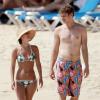 Rachel Bilson et Hayden Christensen sur une plage lors de leurs vacances à la Barbade, le 13 avril 2013. En plus de bronzer, les deux amoureux ont fait un tour de bouée tractée.