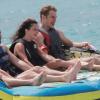 L'actrice Rachel Bilson et Hayden Christensen sur une plage lors de leurs vacances à la Barbade, le 13 avril 2013. En plus de bronzer, les deux amoureux ont fait un tour de bouée tractée.