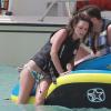 Rachel Bilson et Hayden Christensen sur une plage lors de leurs vacances à la Barbade, le 13 avril 2013. En plus de bronzer, les deux amoureux ont fait un tour de bouée tractée.