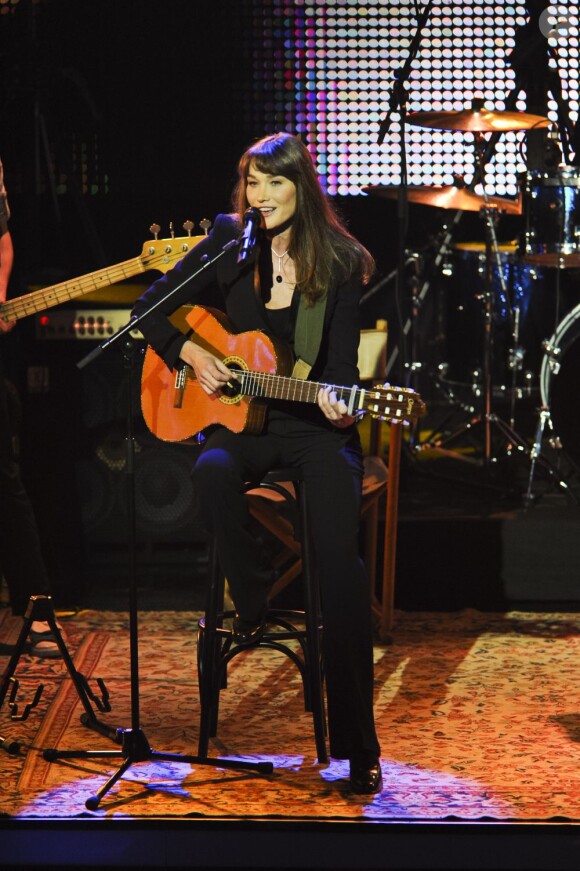 Carla Bruni en live aux Echo Awards à Berlin, Allemagne, le 21 mars 2013.