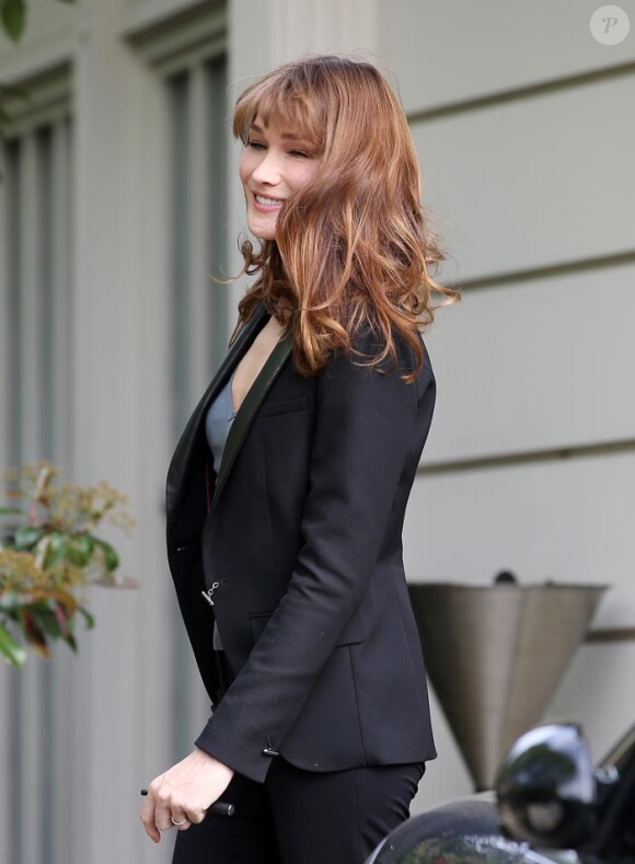 Carla Bruni Sarkozy arrive au Studio Gabriel le 17 avril 2013 pour enregistrer le Vivement Dimanche diffusé le 21 avril 2013.