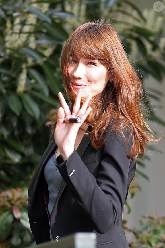 Carla Bruni Sarkozy arrive au Studio Gabriel le 17 avril 2013 pour enregistrer le Vivement Dimanche diffusé le 21 avril 2013.