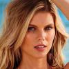 Maryna Linchuk pose en bikini pour Victoria's Secret.