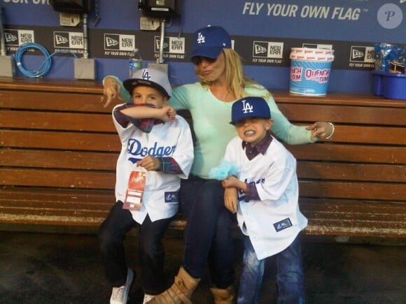 Britney Spears a posté une photo d'elle avec ses fils à un match de base-ball, mercredi 17 avril 2013, sur Twitter.
