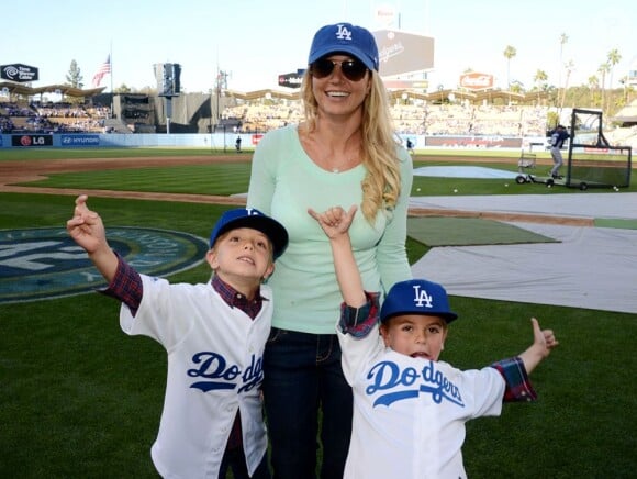 Britney Spears avec ses fils Sean Preston et Jayden, au Dodger Stadium de Los Angeles, le 17 avril 2013.
