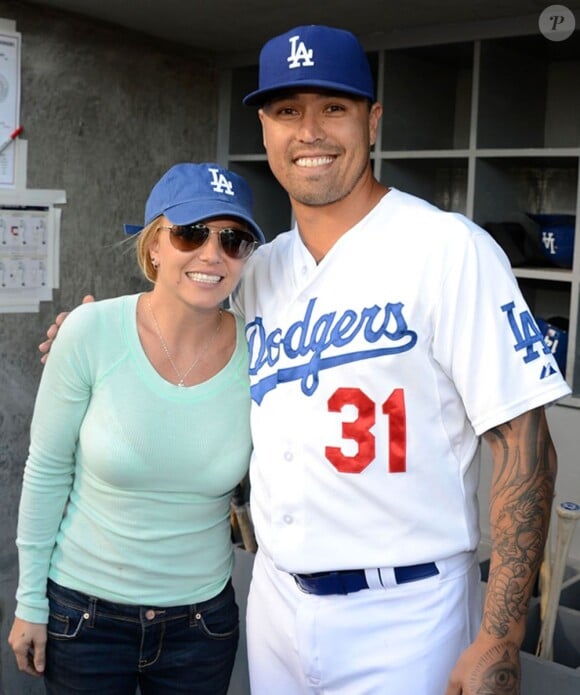 Britney Spears en compagnie de l'un des membres de l'équipe des Dodgers, au Dodger Stadium de Los Angeles, le 17 avril 2013.