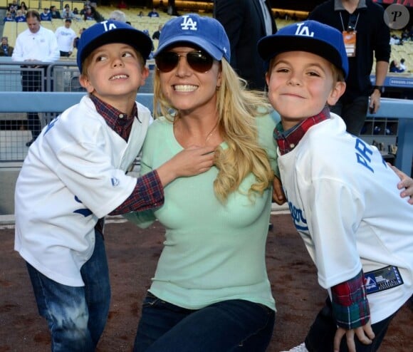 Britney Spears pose avec ses fils Sean Preston et Jayden au Dodger Stadium de Los Angeles, le 17 avril 2013.