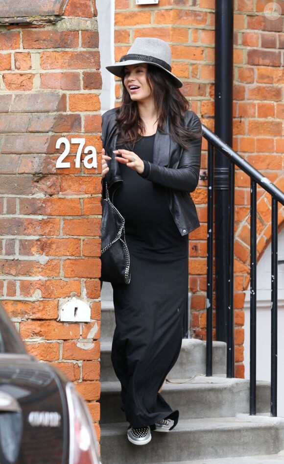 Exclu - L'actrice Jenna Dewan, enceinte, sort d'une clinique à Londres, le 18 avril 2013.