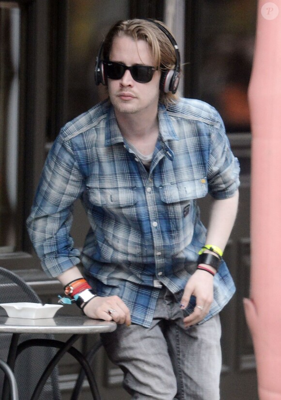 Macaulay Culkin à la terrasse d'un café à Londres, le 17 avril 2013.