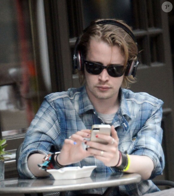 Macaulay Culkin à la terrasse d'un café à Londres, le 17 avril 2013.