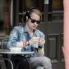 Macaulay Culkin à la terrasse d'un café à Londres, le 17 avril 2013.
