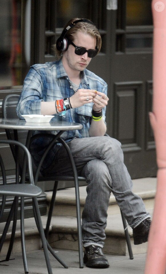 Macaulay Culkin à la terrasse d'un café à Londres, le 17 avril 2013.