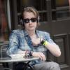 Macaulay Culkin à la terrasse d'un café à Londres, le 17 avril 2013.
