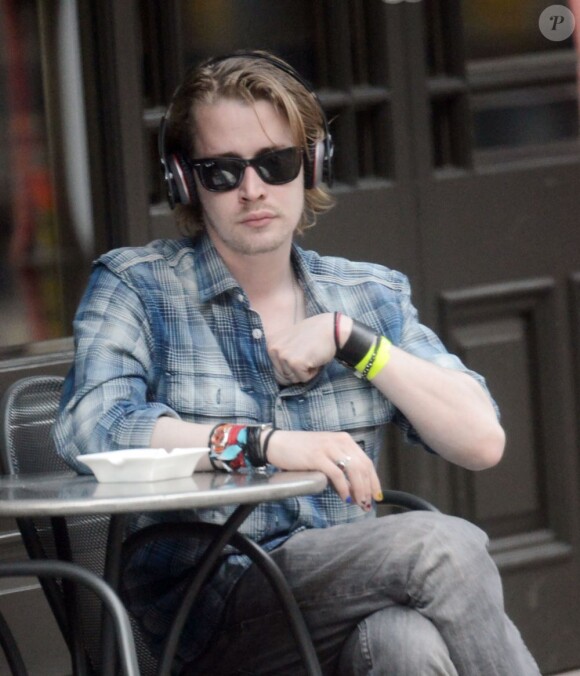 Macaulay Culkin à la terrasse d'un café à Londres, le 17 avril 2013.