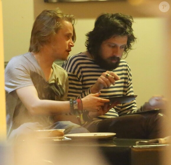 Macaulay Culkin en compagnie de son ami le chanteur Adam Green, dans son hôtel Ibis à Brighton, le 16 avril 2013.