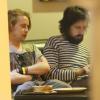 Macaulay Culkin en compagnie de son ami le chanteur Adam Green, dans son hôtel Ibis à Brighton, le 16 avril 2013.