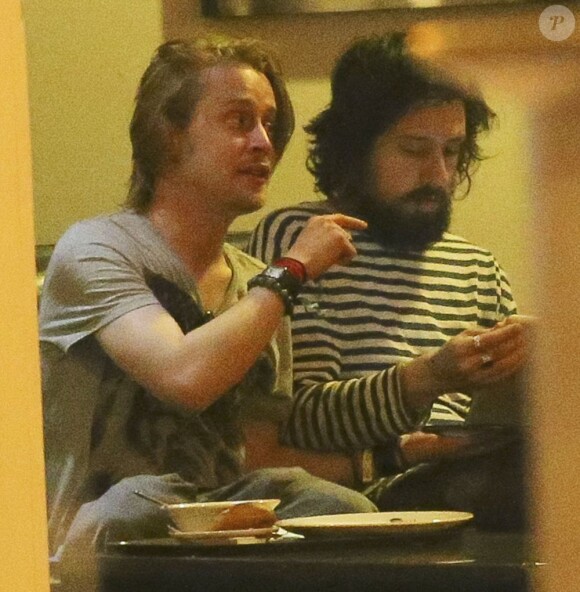 Macaulay Culkin avec son ami le chanteur Adam Green à son hôtel Ibis à Brighton, le 16 avril 2013.