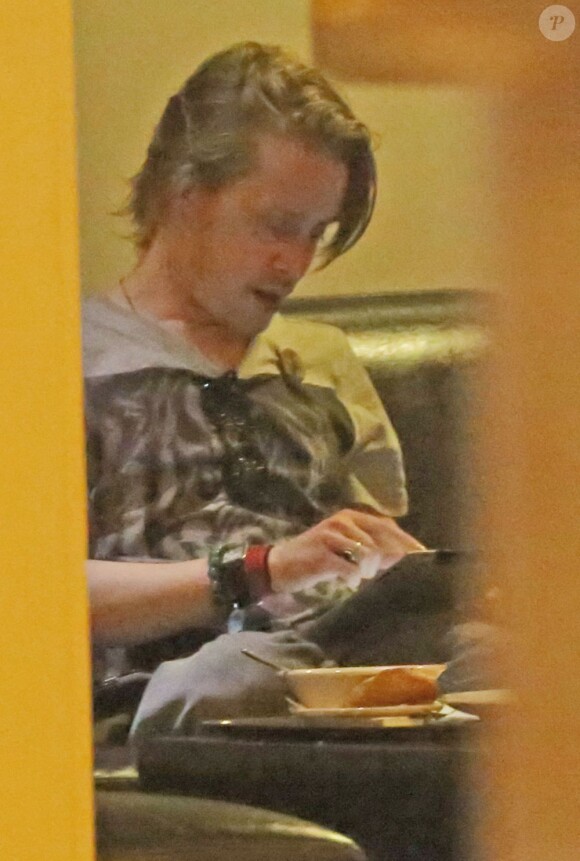Macaulay Culkin en compagnie de son ami le chanteur Adam Green, dans son hôtel Ibis à Brighton, le 16 avril 2013.