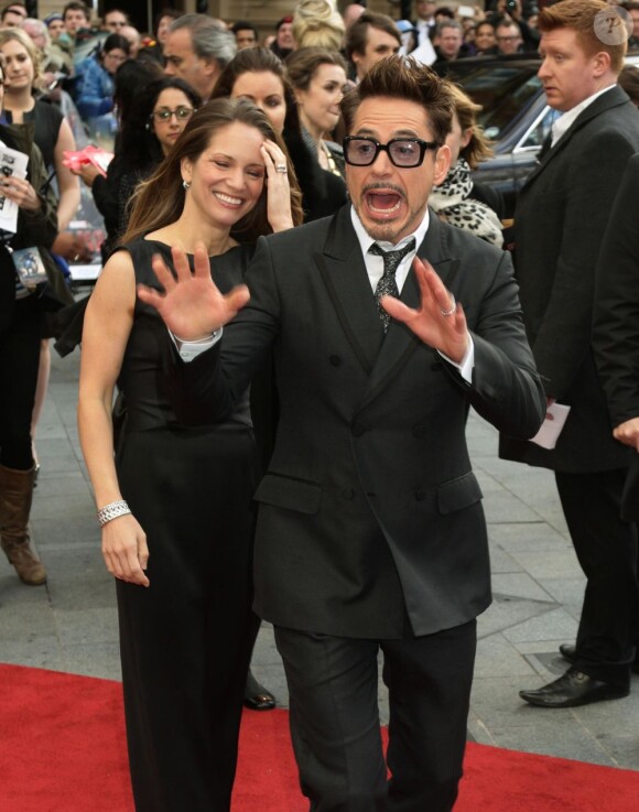 Robert Downey Jr s'éclate avec Susan Downey à la première d'Iron Man 3 à l'Odeon Leicester Square, Londres, le 18 avril 2013.