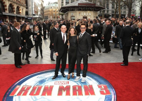 Sir Ben Kingsley, Susan Downey et Robert Downey Jr. vedettes de la première d'Iron Man 3 à l'Odeon Leicester Square, Londres, le 18 avril 2013.