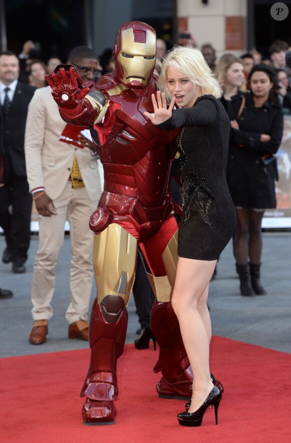 Kimberley Wyatt s'éclate avec le super-héros à la première d'Iron Man 3 à l'Odeon Leicester Square, Londres, le 18 avril 2013.
