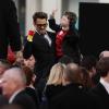 Robert Downey Jr. avec un jeune fan à la première d'Iron Man 3 à l'Odeon Leicester Square, Londres, le 18 avril 2013.