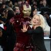 Kimberly Wyatt pose avec l'Iron Man à la première d'Iron Man 3 à l'Odeon Leicester Square, Londres, le 18 avril 2013.