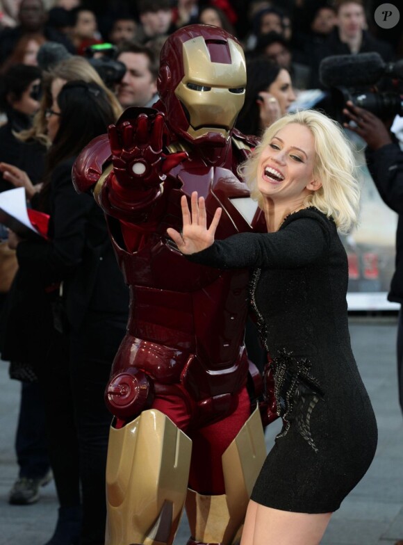 Kimberly Wyatt pose avec l'Iron Man à la première d'Iron Man 3 à l'Odeon Leicester Square, Londres, le 18 avril 2013.