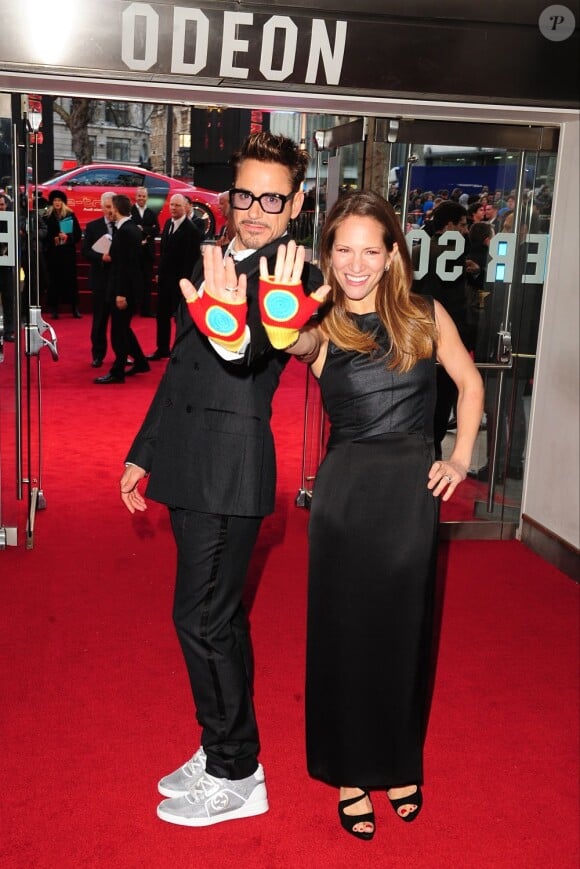 Robert Downey Jr. et Susan Downey en super héros à la première d'Iron Man 3 à l'Odeon Leicester Square, Londres, le 18 avril 2013.
