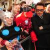 Robert Downey Jr. pose avec des fans à la première d'Iron Man 3 à l'Odeon Leicester Square, Londres, le 18 avril 2013.