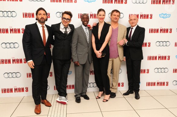 Drew Pearce, Robert Downey Jr., Don Cheadle, Rebecca Hall, Shane Black et Sir Ben Kingsley à la première d'Iron Man 3 à l'Odeon Leicester Square, Londres, le 18 avril 2013.