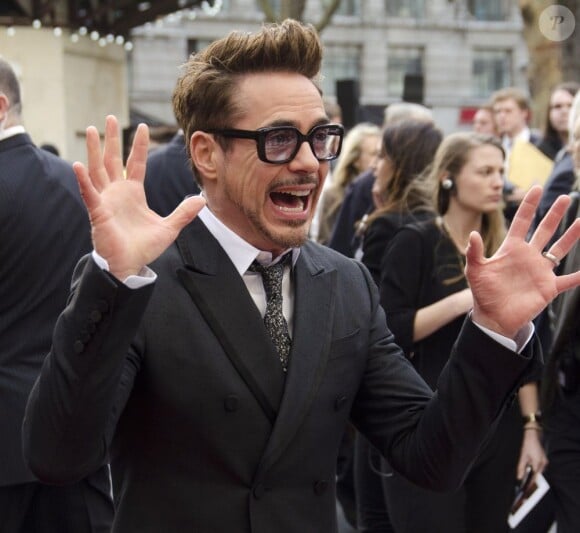 Robert Downey Jr. éclatant à la première d'Iron Man 3 à l'Odeon Leicester Square, Londres, le 18 avril 2013.
