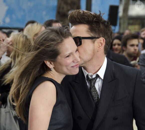 Susan Downey et Robert Downey Jr. tendres amoureux à la première d'Iron Man 3 à l'Odeon Leicester Square, Londres, le 18 avril 2013.