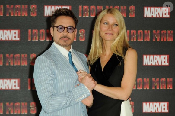 Robert Downey Jr et Gwyneth Paltrow pendant le photocall du film Iron Man 3 à l'hotel Dorchester à Londres le 17 avril 2013.