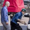 Justin Bieber à Amsterdam, le 14 avril 2013. Sur le fond d'écran de son téléphone, c'est une photo de Selena Gomez.
