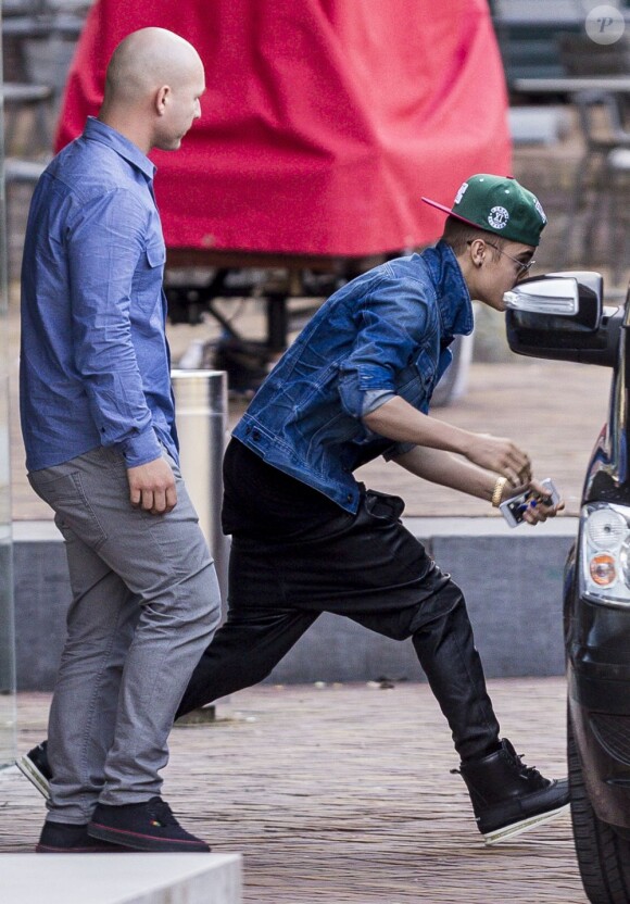 Justin Bieber à Amsterdam, le 14 avril 2013. Sur le fond d'écran de son téléphone, c'est une photo de Selena Gomez.