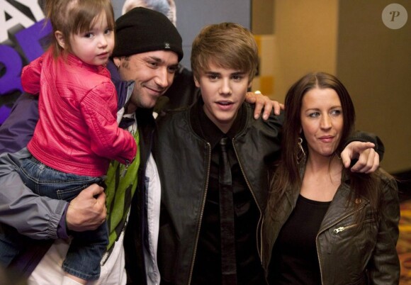 Justin Bieber avec son père Jeremy et sa mère Pattie, à Toronto, le 1er février 2011.