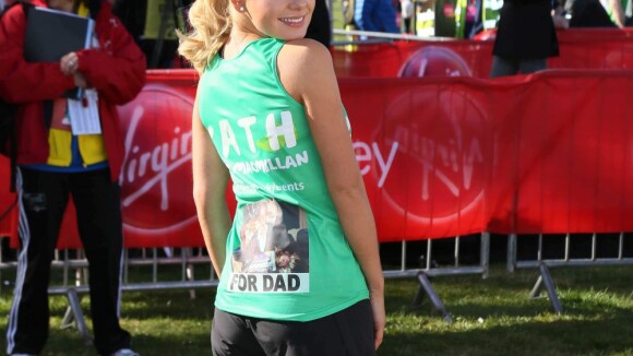 Katherine Jenkins, en débardeur et petit short, assure au marathon de Londres
