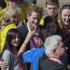Le prince Harry posant avec des admiratrices à l'arrivée du marathon de Londres, le 21 avril 2013