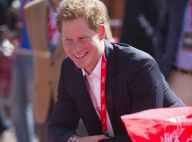 Prince Harry : Chic, séducteur et impertinent à l'arrivée du marathon de Londres