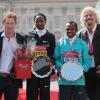 Le prince Harry, associé à Sir Richard Branson, remettait les prix à l'arrivée du marathon de Londres, le 21 avril 2013. L'occasion de parler avec les bénévoles, de poser pour des photos ou encore de faire quelques blagues...