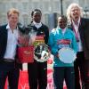 Le prince Harry, associé à Sir Richard Branson, remettait les prix à l'arrivée du marathon de Londres, le 21 avril 2013. L'occasion de parler avec les bénévoles, de poser pour des photos ou encore de faire quelques blagues...
