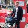 Le prince Harry remettait les prix à l'arrivée du marathon de Londres, le 21 avril 2013. L'occasion de parler avec les bénévoles, de poser pour des photos ou encore de faire quelques blagues...