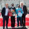 Le prince Harry remettait les prix à l'arrivée du marathon de Londres, le 21 avril 2013. L'occasion de parler avec les bénévoles, de poser pour des photos ou encore de faire quelques blagues...