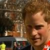 Le prince Harry, lors du marathon de Londres le 21 avril 2013, a fait de l'humour sur le dos de son frère le prince William et sa belle-soeur Kate Middleton, enceinte, pour expliquer qu'aucun membre de la famille royale ne dispute la course.