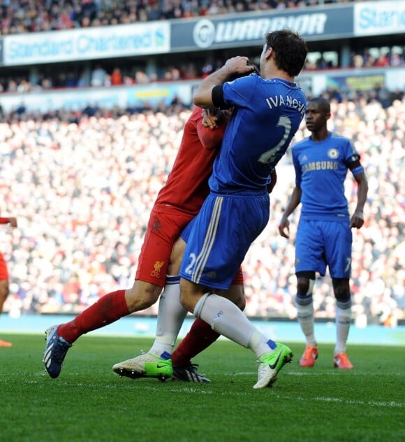 Luis Suarez, auteur d'une belle morsure sur Branislav Ivanovic lors du match entre Liverpool et Chelsea le 21 avril 2013 à Liverpool