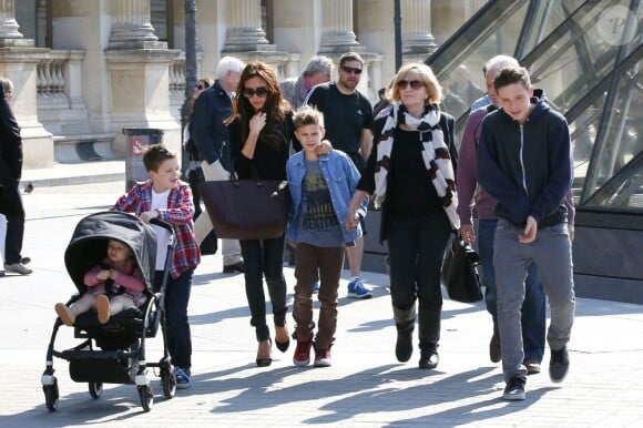 Victoria Beckham et ses enfants, Harper, Cruz, Romeo et Brooklyn, accmpagné de ses parents Anthony et Jacqueline Adams à Paris le 21 avril 2013